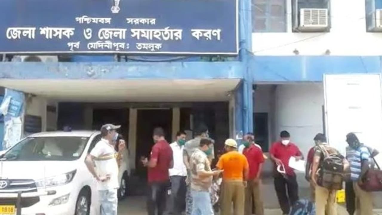 আমফানের আতঙ্কে তটস্থ মেদিনীপুর, ভরসা জোগাতে তৈরি ১২ বোট ৩২ জওয়ান আমফানের আতঙ্কে তটস্থ মেদিনীপুর, ভরসা জোগাতে তৈরি ১২ বোট ৩২ জওয়ান