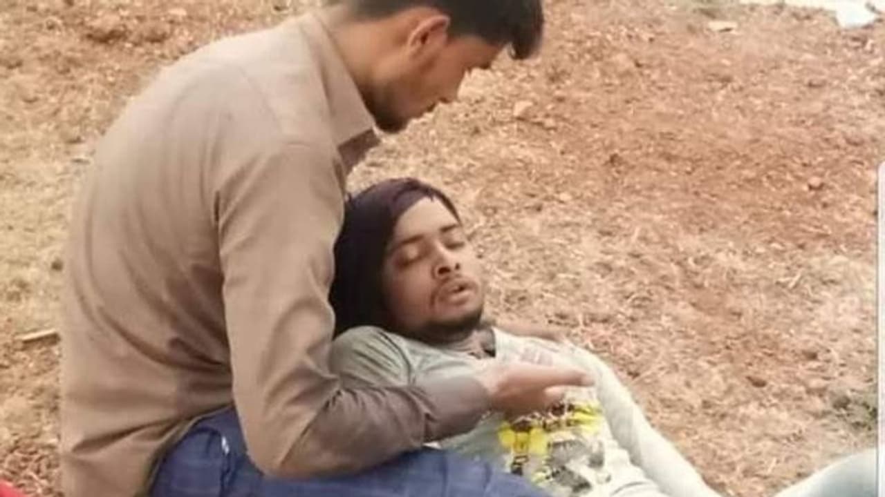 করোনাভাইরাসও চিড় ধরাতে পারেনি হিন্দু মুসলিমের বন্ধুতে, ভাইরাল দুই পরিযায়ী শ্রমিকের ছবি করোনাভাইরাসও চিড় ধরাতে পারেনি হিন্দু মুসলিমের বন্ধুতে, ভাইরাল দুই পরিযায়ী শ্রমিকের ছবি