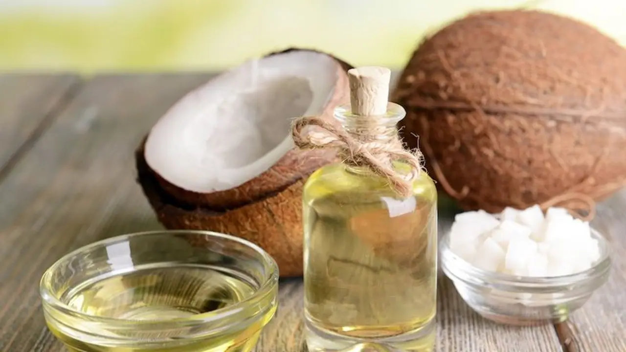 അൽപം 'വെളിച്ചെണ്ണ' മതി, ഈ ചർമ്മപ്രശ്നങ്ങൾ അകറ്റാം അൽപം 'വെളിച്ചെണ്ണ' മതി, ഈ ചർമ്മപ്രശ്നങ്ങൾ അകറ്റാം