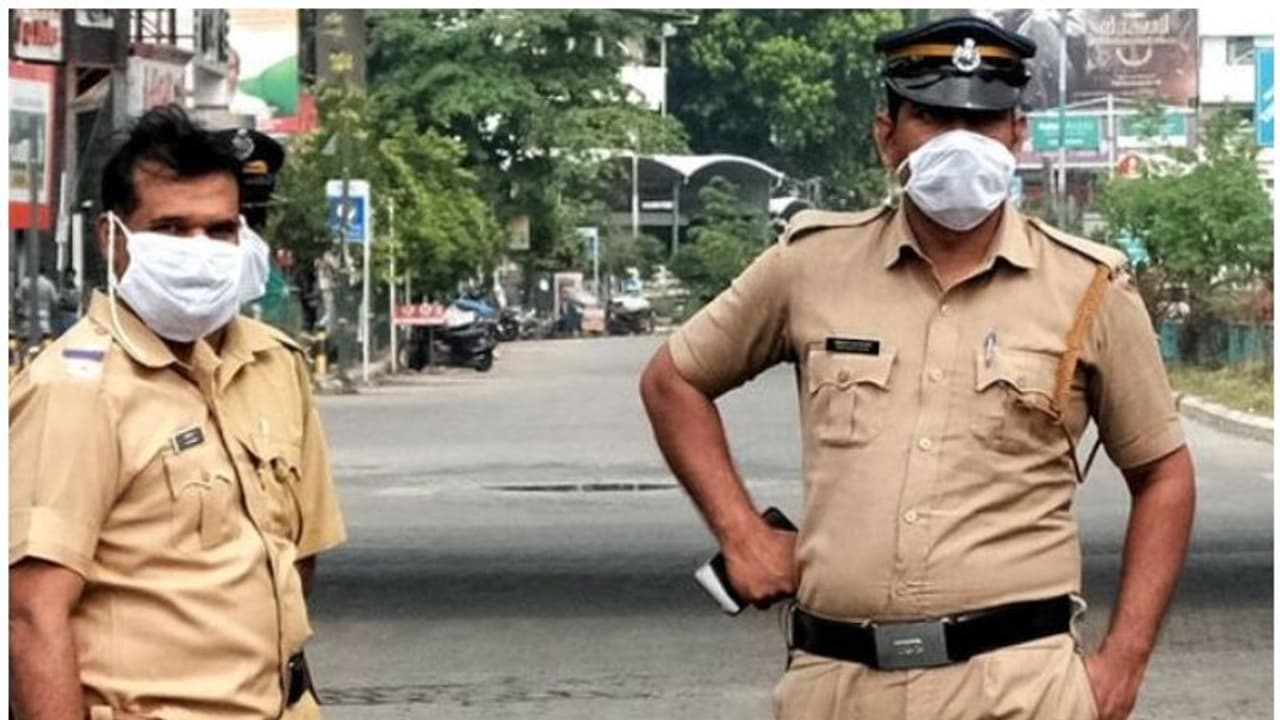'കൊവിഡ് മാർഗനിർദ്ദേശങ്ങൾ ജനങ്ങൾ ലംഘിക്കുന്നുണ്ടോ?' അറിയാൻ പൊലീസിന്റെ മിന്നൽ പരിശോധന 'കൊവിഡ് മാർഗനിർദ്ദേശങ്ങൾ ജനങ്ങൾ ലംഘിക്കുന്നുണ്ടോ?' അറിയാൻ പൊലീസിന്റെ മിന്നൽ പരിശോധന