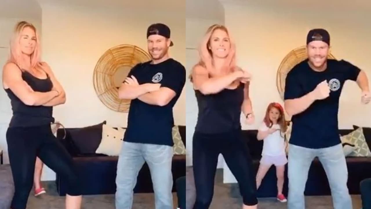 এবার প্রভু দেবার জনপ্রিয় মুকাবিলা গানে কোমড় দোলালেন সস্ত্রীক ওয়ার্নার এবার প্রভু দেবার জনপ্রিয় মুকাবিলা গানে কোমড় দোলালেন সস্ত্রীক ওয়ার্নার