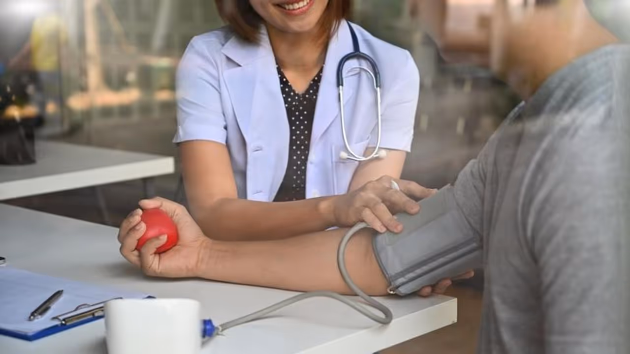 അമിത രക്തസമ്മര്ദ്ദം; ശ്രദ്ധിക്കേണ്ട നാല് കാര്യങ്ങൾ, ഡോക്ടർ പറയുന്നു അമിത രക്തസമ്മര്ദ്ദം; ശ്രദ്ധിക്കേണ്ട നാല് കാര്യങ്ങൾ, ഡോക്ടർ പറയുന്നു