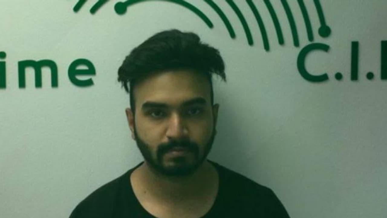 യുഎഇ കറന്സിയെ അപമാനിച്ച് സോഷ്യല് മീഡിയയില് വീഡിയോ; യുവാവ് കുടുങ്ങി യുഎഇ കറന്സിയെ അപമാനിച്ച് സോഷ്യല് മീഡിയയില് വീഡിയോ; യുവാവ് കുടുങ്ങി