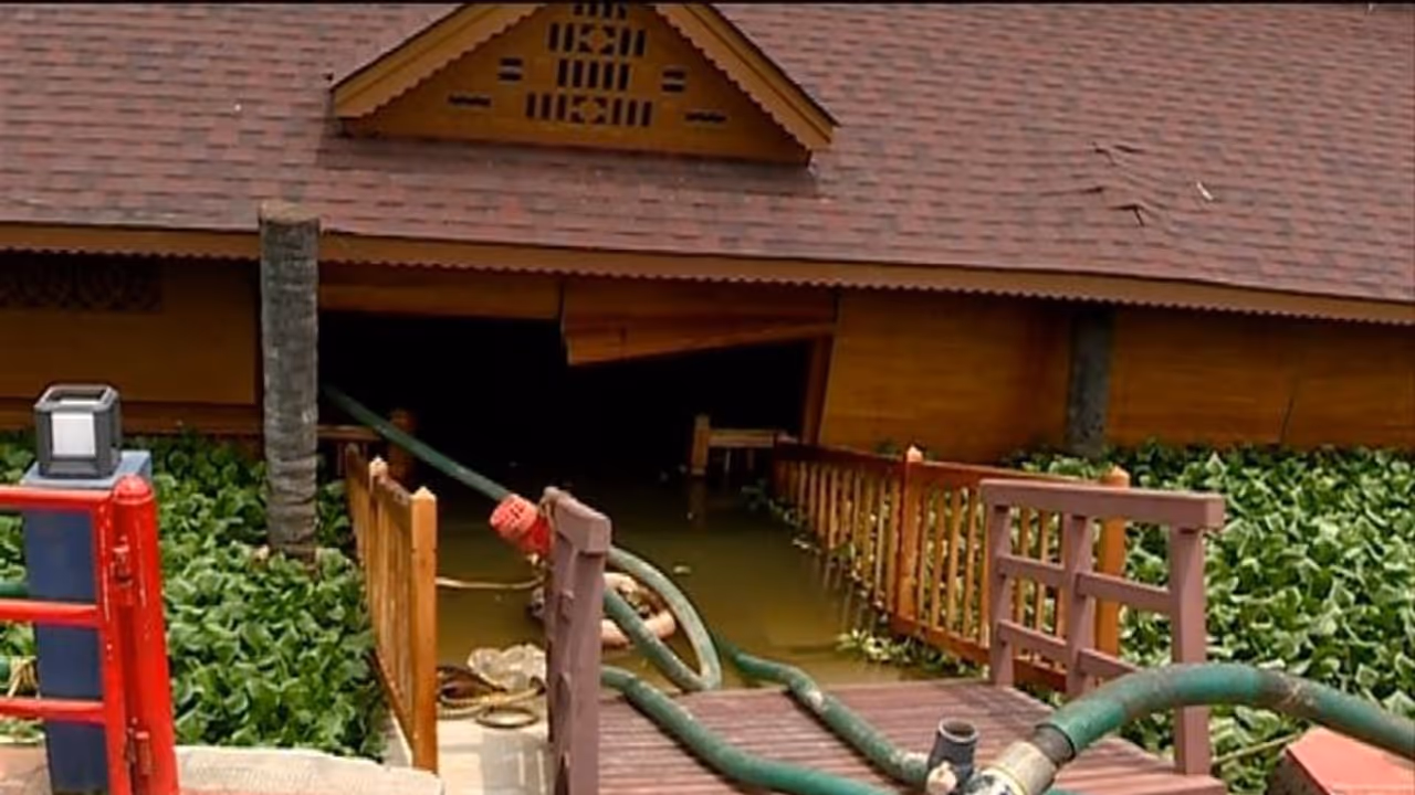 വേളിക്കായലിൽ മുങ്ങിയ ഫ്ലോട്ടിങ് റെസ്റ്റോറന്റ് പൊക്കിയെടുത്തു; കെടിഡിസിയുടെ അനാസ്ഥയെന്ന് ആരോപണം വേളിക്കായലിൽ മുങ്ങിയ ഫ്ലോട്ടിങ് റെസ്റ്റോറന്റ് പൊക്കിയെടുത്തു; കെടിഡിസിയുടെ അനാസ്ഥയെന്ന് ആരോപണം