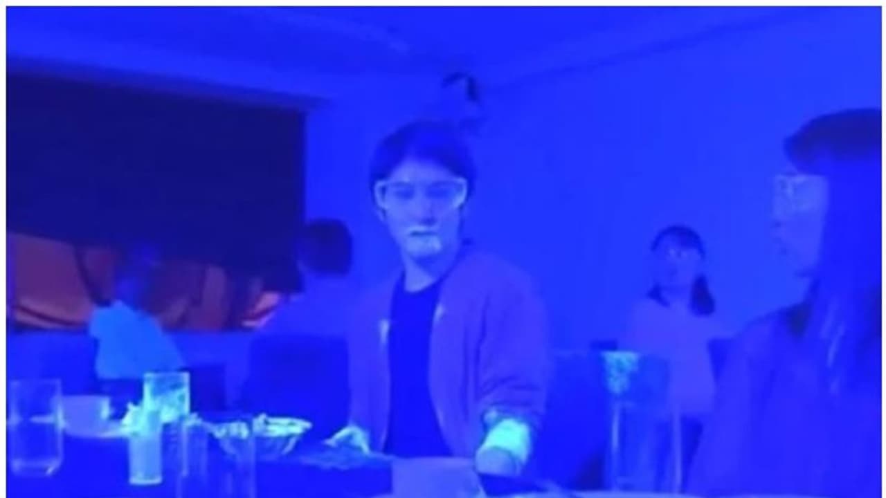 പത്തു ആളുകള്ക്കിടയില് ഒരാള്ക്ക് കൊറോണ വൈറസ് ഉണ്ടെങ്കില് പടരുന്നതെങ്ങനെ; വീഡിയോ കാണാം പത്തു ആളുകള്ക്കിടയില് ഒരാള്ക്ക് കൊറോണ വൈറസ് ഉണ്ടെങ്കില് പടരുന്നതെങ്ങനെ; വീഡിയോ കാണാം