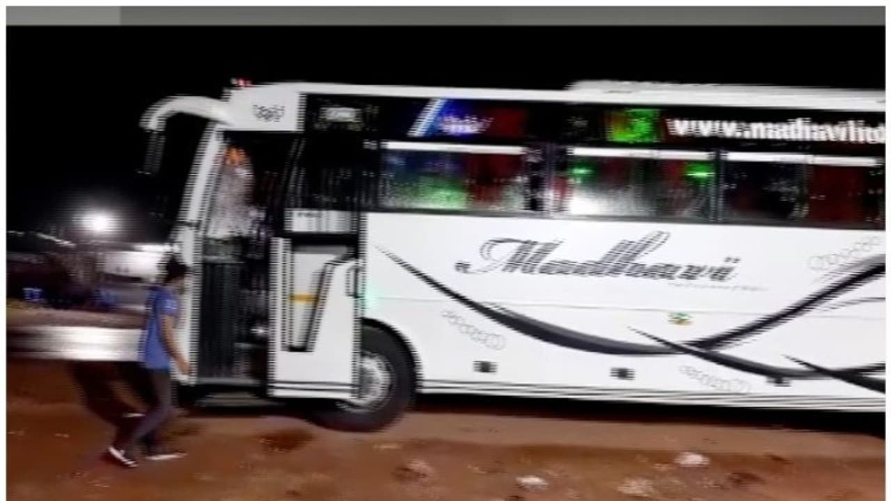 ഡ്രൈവർമാരെ പൊലീസ് മർദ്ദിച്ചതായി പരാതി; ബസ് ജീവനക്കാർ തലപ്പാടിയിൽ പ്രതിഷേധിക്കുന്നു ഡ്രൈവർമാരെ പൊലീസ് മർദ്ദിച്ചതായി പരാതി; ബസ് ജീവനക്കാർ തലപ്പാടിയിൽ പ്രതിഷേധിക്കുന്നു