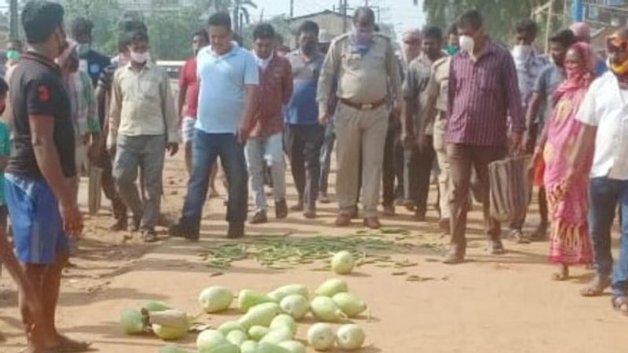 বসার ধরন নিয়ে বচসা, সবজি বিক্রেতাদের মারার অভিযোগে ক্লোজ পুলিশকর্মী