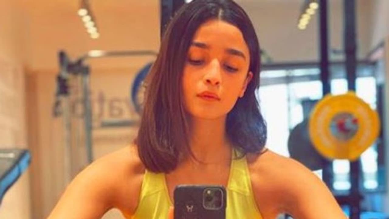 বাড়িতেই পার্লার, হেয়ার স্টাইলিস্ট রণবীর, আলিয়ার নয়া লুকের নেপথ্যে মিস্টার কাপুর বাড়িতেই পার্লার, হেয়ার স্টাইলিস্ট রণবীর, আলিয়ার নয়া লুকের নেপথ্যে মিস্টার কাপুর