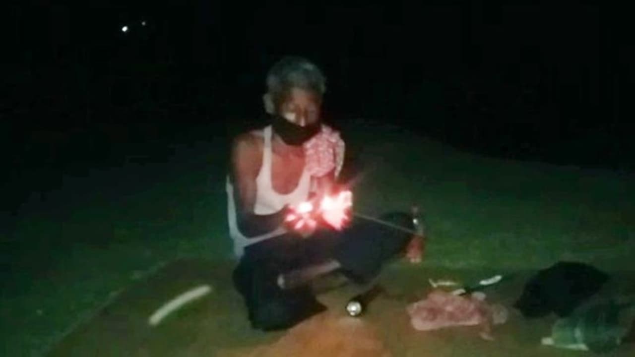 করোনা সতর্কতায় খোলা আকাশের নিচে রাত্রিবাস, সচেতনতার নজির পরিযায়ী শ্রমিকের করোনা সতর্কতায় খোলা আকাশের নিচে রাত্রিবাস, সচেতনতার নজির পরিযায়ী শ্রমিকের