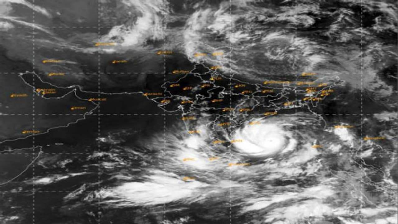ঘূর্ণিঝড় আমফানের প্রভাবে আজ থেকেই কলকাতায় বৃষ্টি ও ঝোড়ো হাওয়া, জারি হল হলুদ সতর্কতা