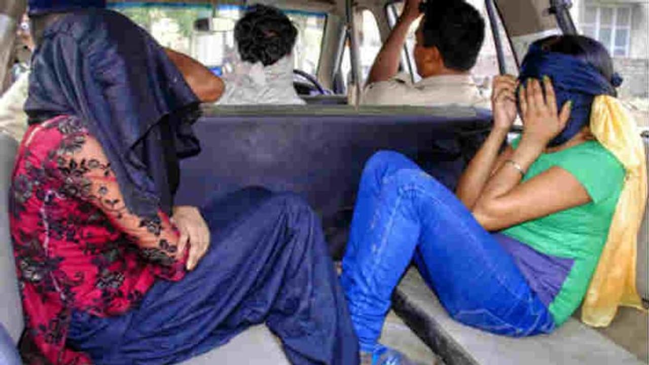 लॉकडाउन में भी चल रहा था जिस्म के कारोबार का घिनौना खेल, रिहायशी इलाके में छापा, पकड़े गए 4 लोग लॉकडाउन में भी चल रहा था जिस्म के कारोबार का घिनौना खेल, रिहायशी इलाके में छापा, पकड़े गए 4 लोग