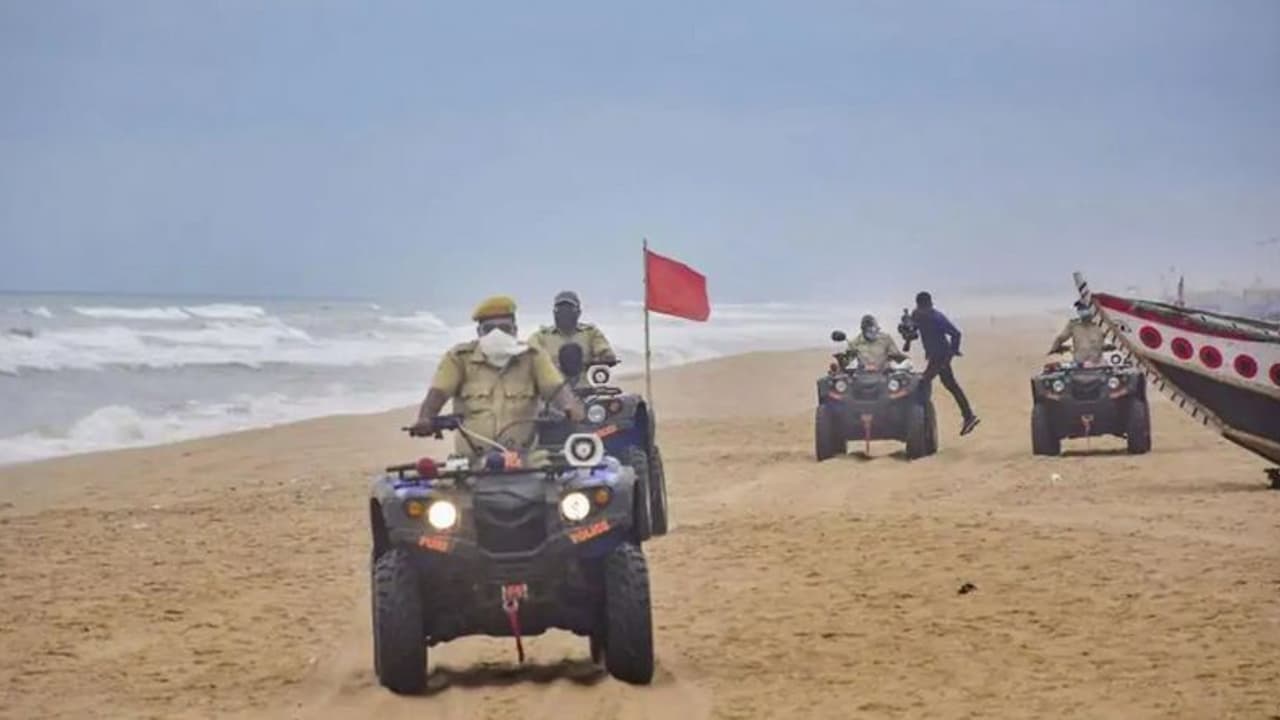 இந்திய மீனவர்கள் 26 பேர் கடும் எச்சரிக்கையுடன் விடுதலை! இதுவே கடைசியாக இருக்க வேண்டும் என மிரட்டல். இந்திய மீனவர்கள் 26 பேர் கடும் எச்சரிக்கையுடன் விடுதலை! இதுவே கடைசியாக இருக்க வேண்டும் என மிரட்டல்.