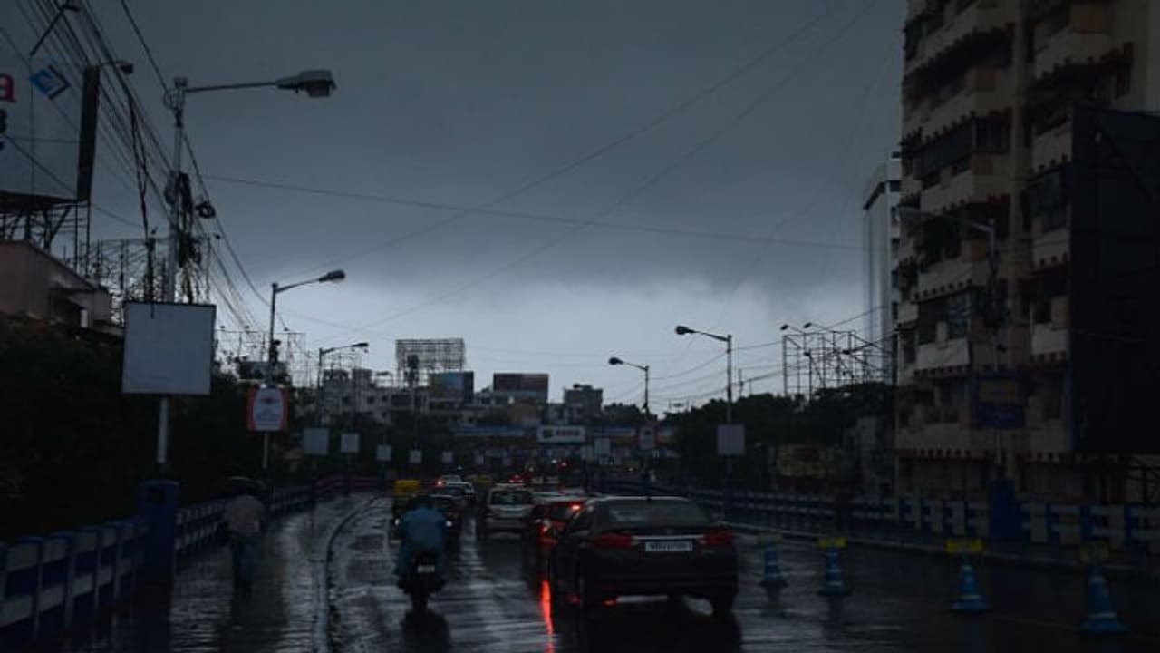 বাংলায় ফের ঝড়ের পূর্বাভাস, সামনের সপ্তাহে বজ্র বিদ্যুৎ সহ বৃষ্টিতে ভাসবে কলকাতা বাংলায় ফের ঝড়ের পূর্বাভাস, সামনের সপ্তাহে বজ্র বিদ্যুৎ সহ বৃষ্টিতে ভাসবে কলকাতা