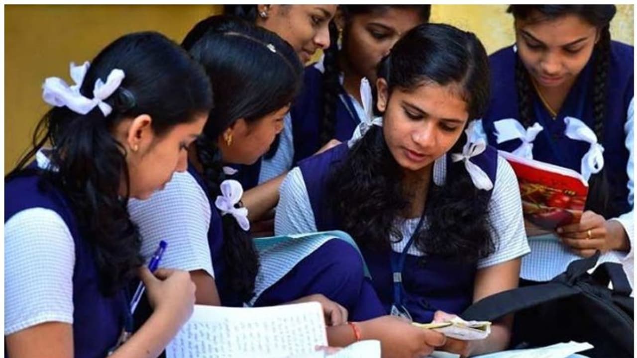 എസ്എസ്എൽസി, പ്ലസ്ടു പരീക്ഷകൾ എപ്പോള്? തീരുമാനം വൈകില്ല എസ്എസ്എൽസി, പ്ലസ്ടു പരീക്ഷകൾ എപ്പോള്? തീരുമാനം വൈകില്ല