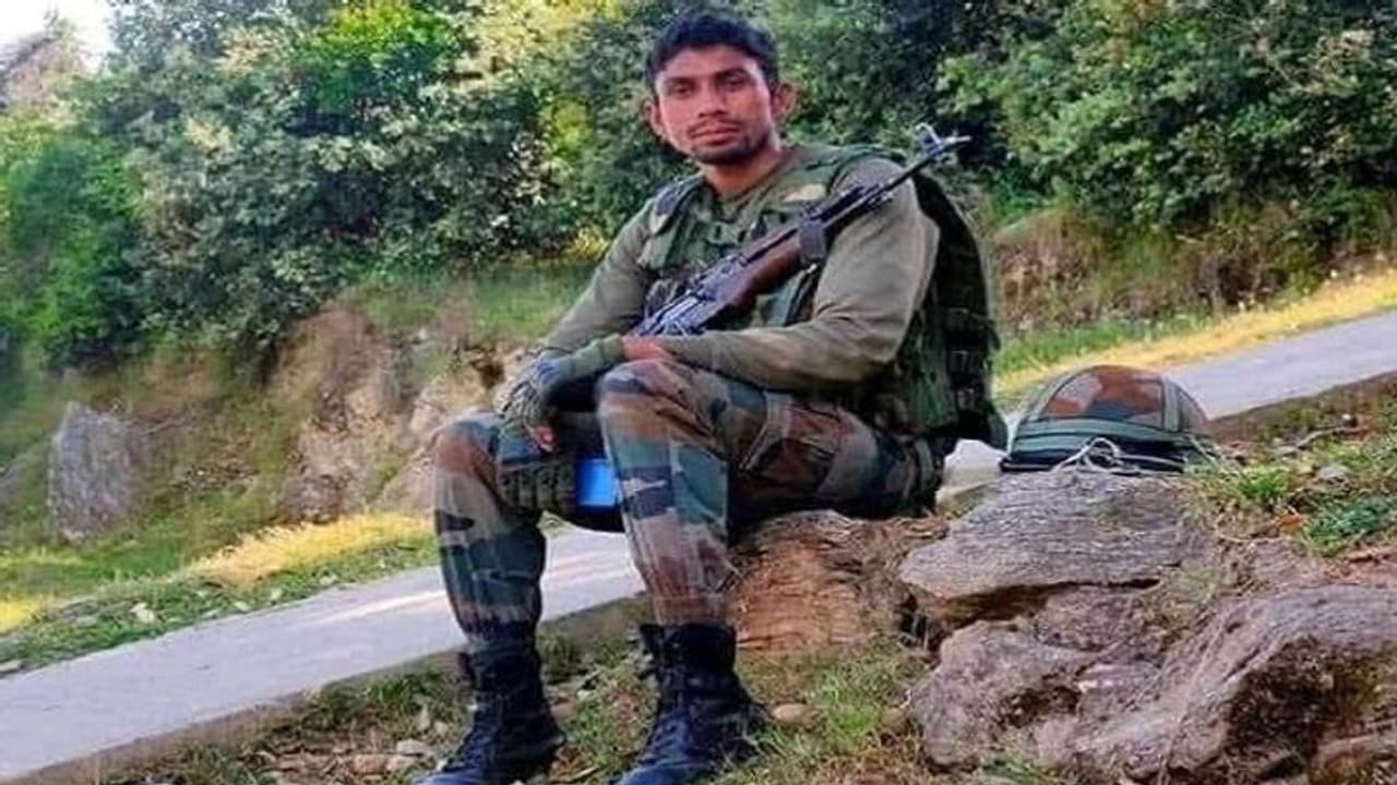 आतंकियों से लोहा लेते हुए शहीद हुआ हरियाणा का लाल, अपने पीछे बिलखते छोड़ गया 3 मासूम आतंकियों से लोहा लेते हुए शहीद हुआ हरियाणा का लाल, अपने पीछे बिलखते छोड़ गया 3 मासूम