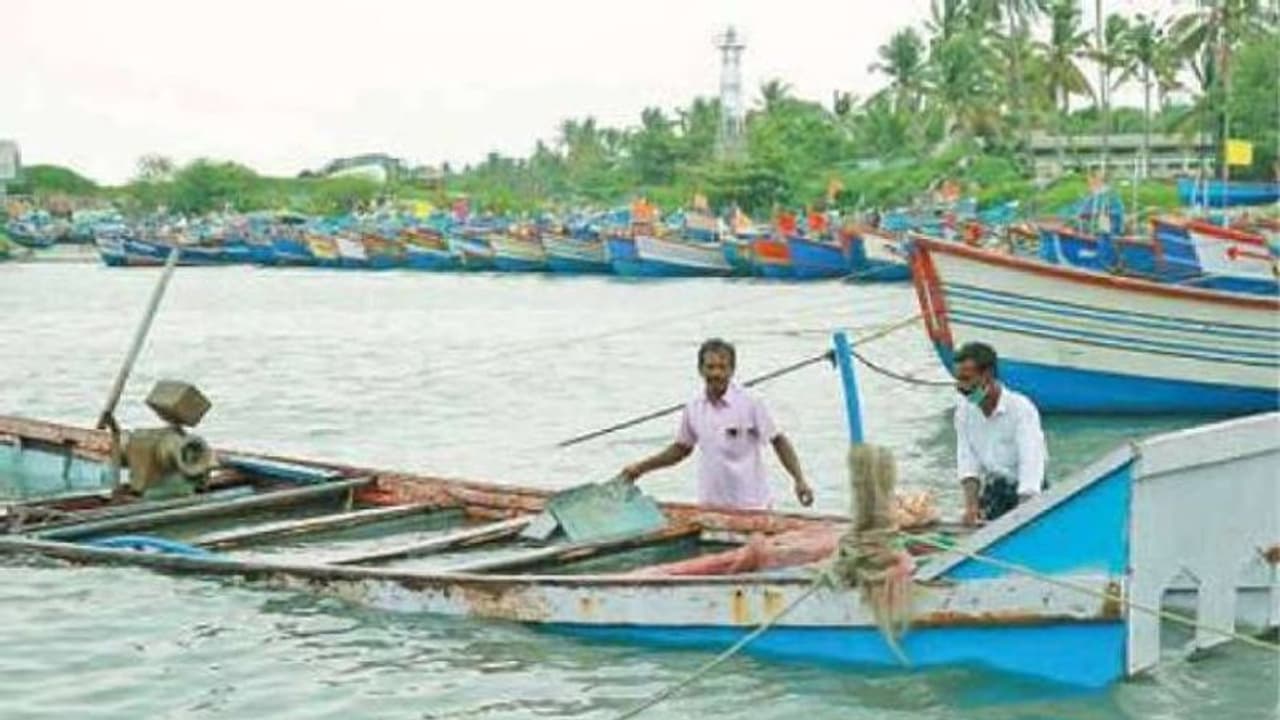 ശക്തമായ കാറ്റിലും തിരമാലയിലും അമ്പലപ്പുഴയില് വള്ളം തകര്ന്നു; നഷ്ടം ലക്ഷങ്ങള് ശക്തമായ കാറ്റിലും തിരമാലയിലും അമ്പലപ്പുഴയില് വള്ളം തകര്ന്നു; നഷ്ടം ലക്ഷങ്ങള്