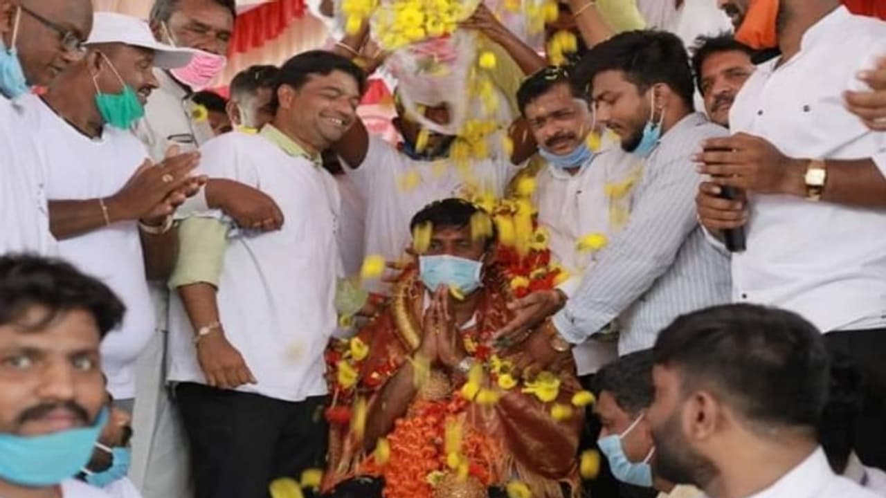 ಲಾಕ್ಡೌನ್ ನಿಯಮಕ್ಕಿಲ್ಲ ಕಿಮ್ಮತ್ತು: ಸಾಮಾಜಿಕ ಅಂತರ ಮರೆತು ಬಿಜೆಪಿ ನಾಯಕನಿಗೆ ಪುಷ್ಟಮಳೆ ಲಾಕ್ಡೌನ್ ನಿಯಮಕ್ಕಿಲ್ಲ ಕಿಮ್ಮತ್ತು: ಸಾಮಾಜಿಕ ಅಂತರ ಮರೆತು ಬಿಜೆಪಿ ನಾಯಕನಿಗೆ ಪುಷ್ಟಮಳೆ