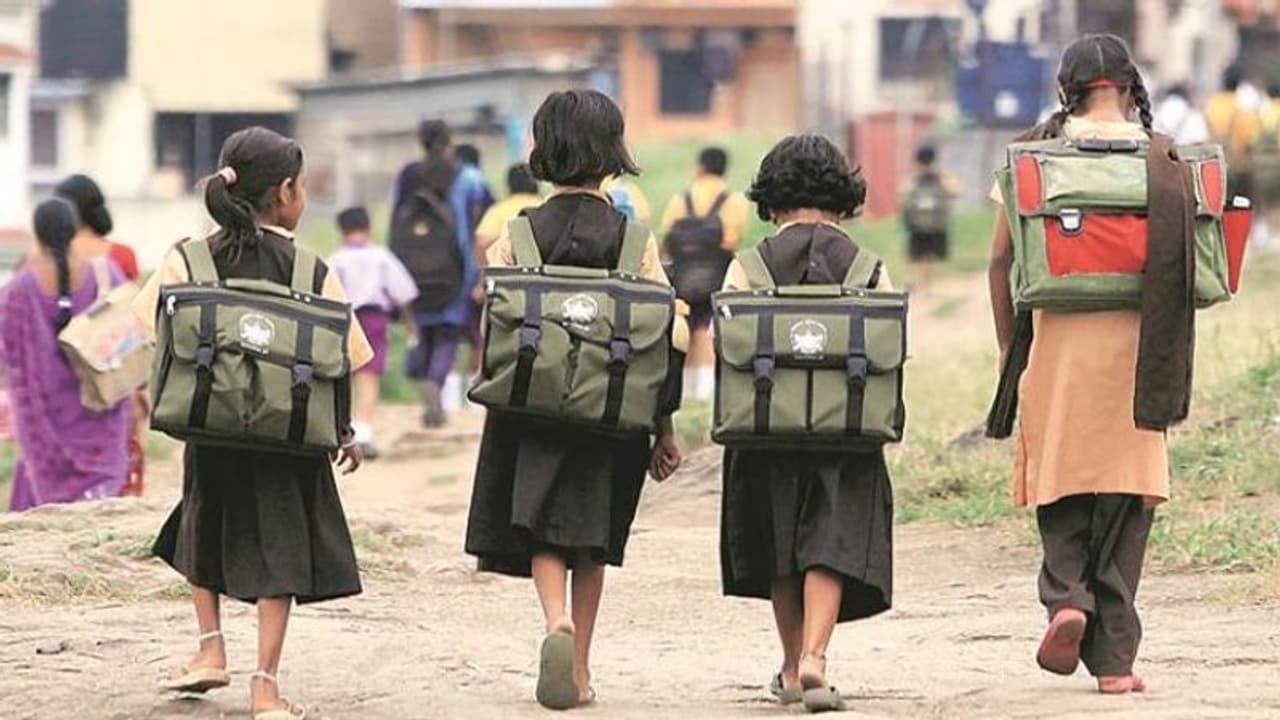 സംസ്ഥാനത്തെ 2.61 ലക്ഷം വിദ്യാർത്ഥികൾക്ക് ടിവിയോ ഇന്റർനെറ്റോ ഇല്ല, സർവേ സംസ്ഥാനത്തെ 2.61 ലക്ഷം വിദ്യാർത്ഥികൾക്ക് ടിവിയോ ഇന്റർനെറ്റോ ഇല്ല, സർവേ