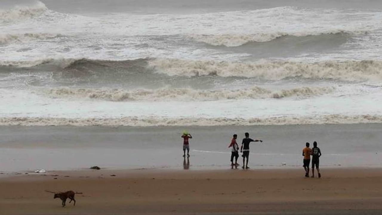 সোমবার সন্ধ্যে রুদ্র মূর্তি ধারণ করবে 'আমফান', দিঘার কাছেই ঘূর্ণি ঝড়ের অবস্থান জানিয়েছে প্রশাসন