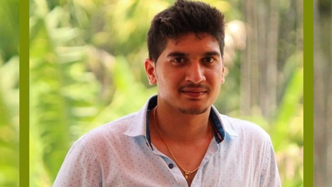 ইন্টারনেটের টাওয়ার পেতে গাছের মগডালে যুবক, ডালে ঝুলে থেকেই চলল অনলাইন ক্লাস