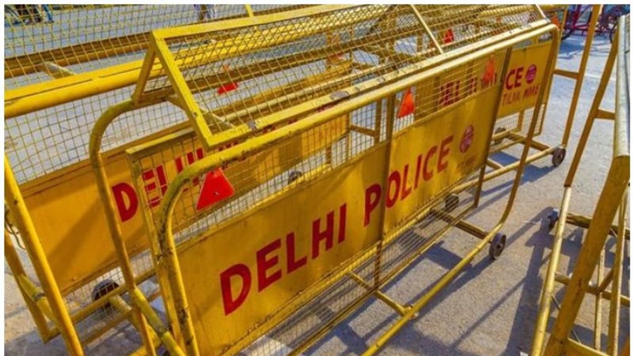 'കൊവിഡ് രോഗിയുടെ മൃതദേഹമാണ്, ചുമന്ന് ശ്മശാനത്തിലെത്തിക്കണം'; ലോക്ക് ഡൗൺ ലംഘിച്ച യുവാക്കൾക്ക് പൊലീസിന്റെ ശിക്ഷ 'കൊവിഡ് രോഗിയുടെ മൃതദേഹമാണ്, ചുമന്ന് ശ്മശാനത്തിലെത്തിക്കണം'; ലോക്ക് ഡൗൺ ലംഘിച്ച യുവാക്കൾക്ക് പൊലീസിന്റെ ശിക്ഷ