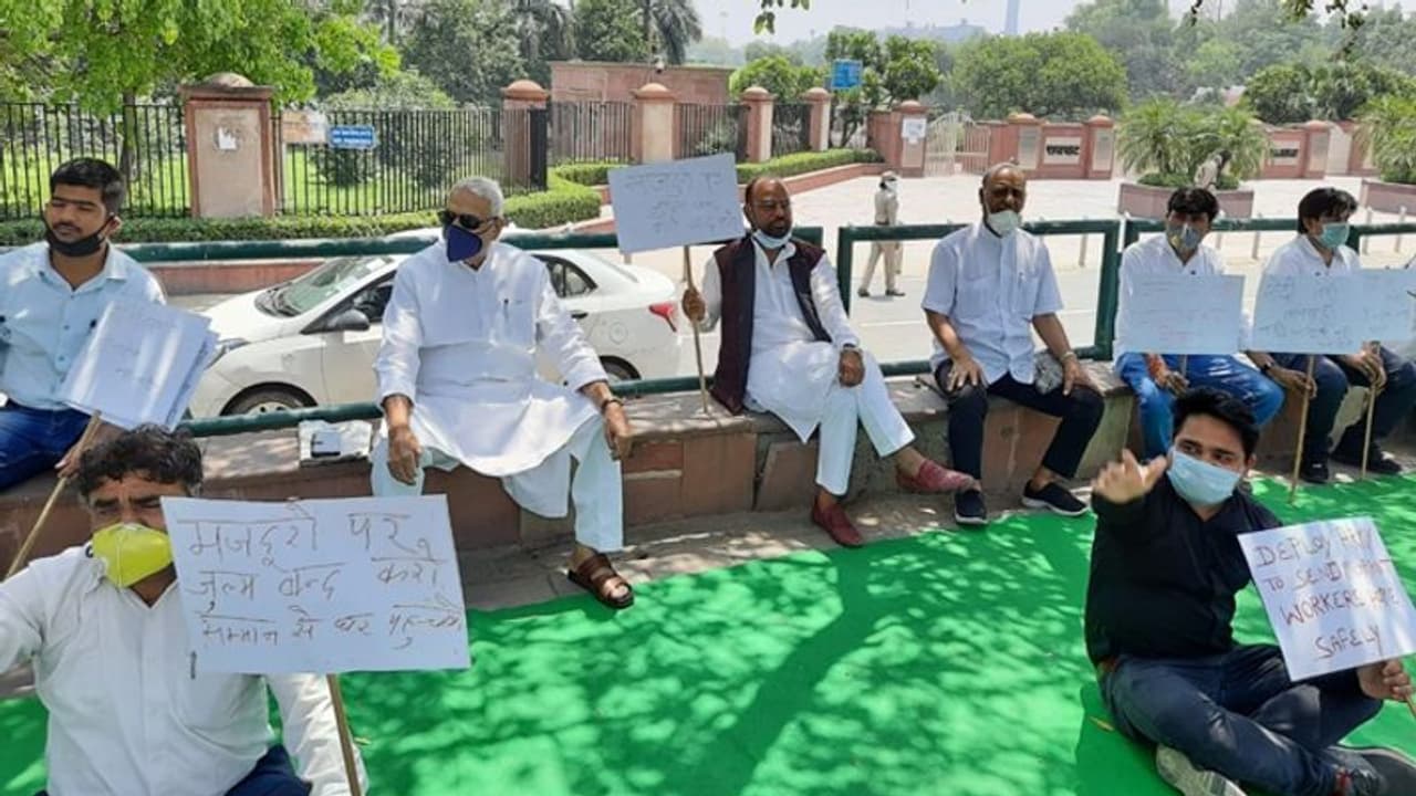 लॉकडाउन में विरोध: राजघाट पर पूर्व मंत्री यशवंत सिन्हा का प्रदर्शन, कहा, मजदूरों पर जुल्म बंद करो लॉकडाउन में विरोध: राजघाट पर पूर्व मंत्री यशवंत सिन्हा का प्रदर्शन, कहा, मजदूरों पर जुल्म बंद करो