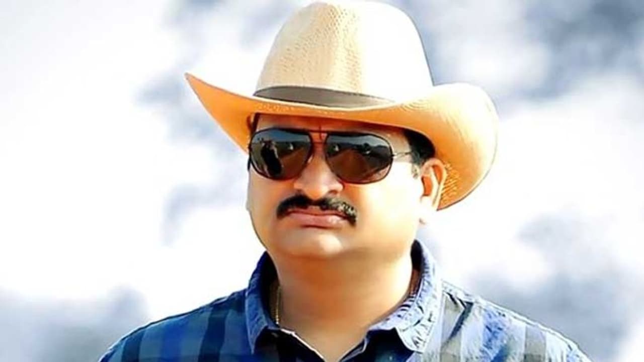 <p>బండ్ల గణేష్ సినిమాల్లో చిన్న కమెడియన్ గా ప్రారంభమై ఇప్పుడు టాలీవుడ్ లో తనకంటూ ఒక ప్రత్యేక గుర్తింపు తెచ్చుకున్న ఒక బడా ప్రొడ్యూసర్. పవన్ కళ్యాణ్ తో సహా పెద్ద హీరోలంతా కూడా బండ్ల గణేష్ కి వెంటనే డేట్స్ ఇచ్చేస్తూ ఉంటారు. అది ప్రస్తుతం టాలీవుడ్ లో ఆయనకు ఉన్న క్రేజ్. </p>
<p>బండ్ల గణేష్ సినిమాల్లో చిన్న కమెడియన్ గా ప్రారంభమై ఇప్పుడు టాలీవుడ్ లో తనకంటూ ఒక ప్రత్యేక గుర్తింపు తెచ్చుకున్న ఒక బడా ప్రొడ్యూసర్. పవన్ కళ్యాణ్ తో సహా పెద్ద హీరోలంతా కూడా బండ్ల గణేష్ కి వెంటనే డేట్స్ ఇచ్చేస్తూ ఉంటారు. అది ప్రస్తుతం టాలీవుడ్ లో ఆయనకు ఉన్న క్రేజ్. </p>