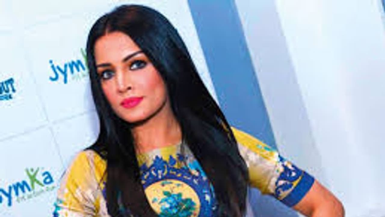 ട്വീറ്റ് ചെയ്ത് അപമാനിച്ചു: ട്വീറ്റ് ചെയ്തവനെ എയറിലാക്കിയ മറുപടിയുമായി നടി സെലീന ജെയ്റ്റ്ലി ട്വീറ്റ് ചെയ്ത് അപമാനിച്ചു: ട്വീറ്റ് ചെയ്തവനെ എയറിലാക്കിയ മറുപടിയുമായി നടി സെലീന ജെയ്റ്റ്ലി