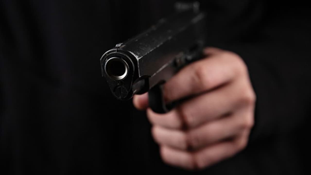 लॉकडाउन के सन्नाटे के बीच गोलियों की गूंज से फैली दहशत, BJP नेता समेत दो की हत्या लॉकडाउन के सन्नाटे के बीच गोलियों की गूंज से फैली दहशत, BJP नेता समेत दो की हत्या