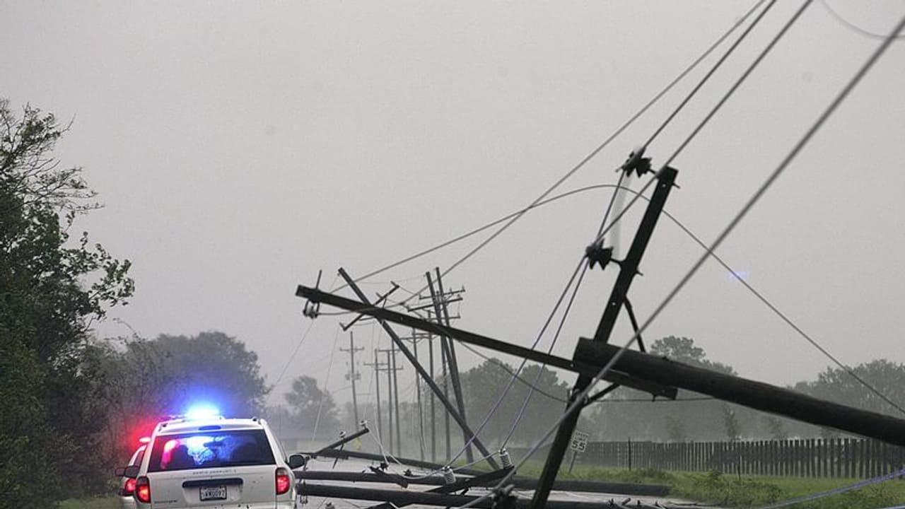 വാഹനത്തിനു മുകളില് കറന്റ് കമ്പി വീണാല് ചെയ്യേണ്ടതും അരുതാത്തതും! വാഹനത്തിനു മുകളില് കറന്റ് കമ്പി വീണാല് ചെയ്യേണ്ടതും അരുതാത്തതും!