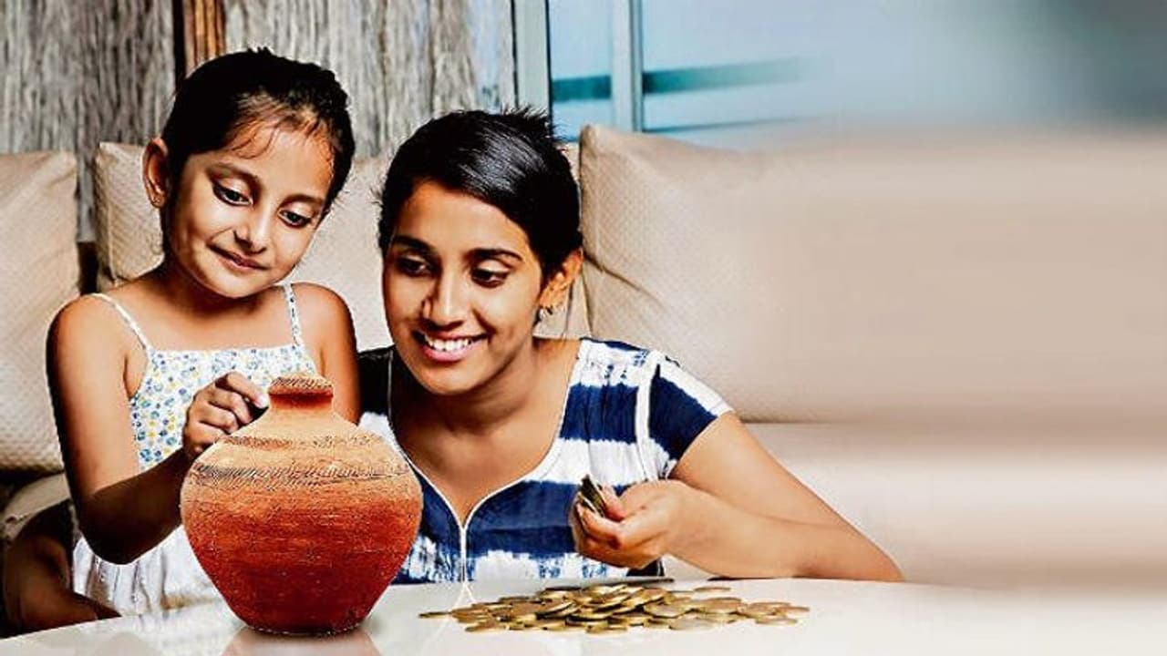 शुरू से ही बच्चों को सिखाएं बचत करना, ये 5 तरीके होंगे बेहद कारगर शुरू से ही बच्चों को सिखाएं बचत करना, ये 5 तरीके होंगे बेहद कारगर