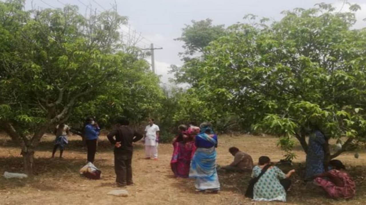 ಕೋಲಾರ: ಹೇಗೆ ಸತ್ತರೂ ಕರೋನಾ, ಶರೀರ ಮಣ್ಣು ಮಾಡಲು ಬಿಡದ ಗ್ರಾಮಸ್ಥರು! ಕೋಲಾರ: ಹೇಗೆ ಸತ್ತರೂ ಕರೋನಾ, ಶರೀರ ಮಣ್ಣು ಮಾಡಲು ಬಿಡದ ಗ್ರಾಮಸ್ಥರು!