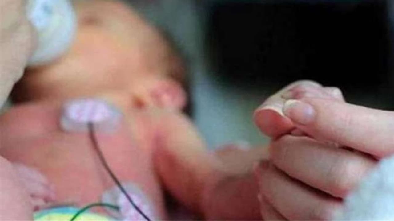 ಕೊರೋನಾ ಸೋಂಕಿತೆ ತುಂಬು ಗರ್ಭಿಣಿಗೆ ಹೆರಿಗೆ ಕೊರೋನಾ ಸೋಂಕಿತೆ ತುಂಬು ಗರ್ಭಿಣಿಗೆ ಹೆರಿಗೆ