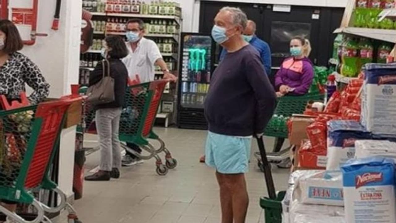 ഒരു രാജ്യത്തിന്റെ പ്രസിഡന്റ് ആണ് സൂപ്പര്‍മാര്‍ക്കറ്റിലെ വരിയില്‍ നില്‍ക്കുന്ന ഈ മനുഷ്യന്‍...