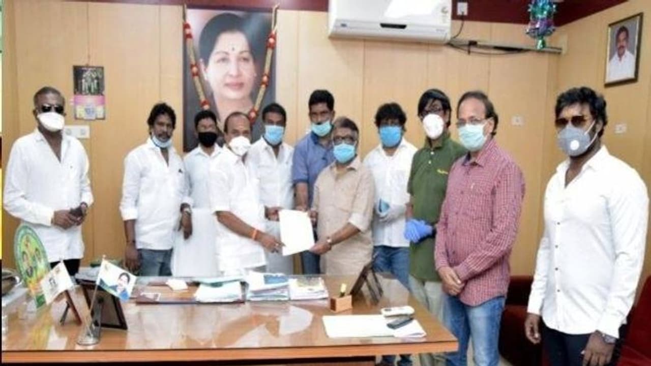 கவலைக்கிடமான நிலையில் தமிழ் சினிமா... 10 ஆயிரம் பேரின் வாழ்க்கையை காக்குமா தமிழக அரசு? கவலைக்கிடமான நிலையில் தமிழ் சினிமா... 10 ஆயிரம் பேரின் வாழ்க்கையை காக்குமா தமிழக அரசு?