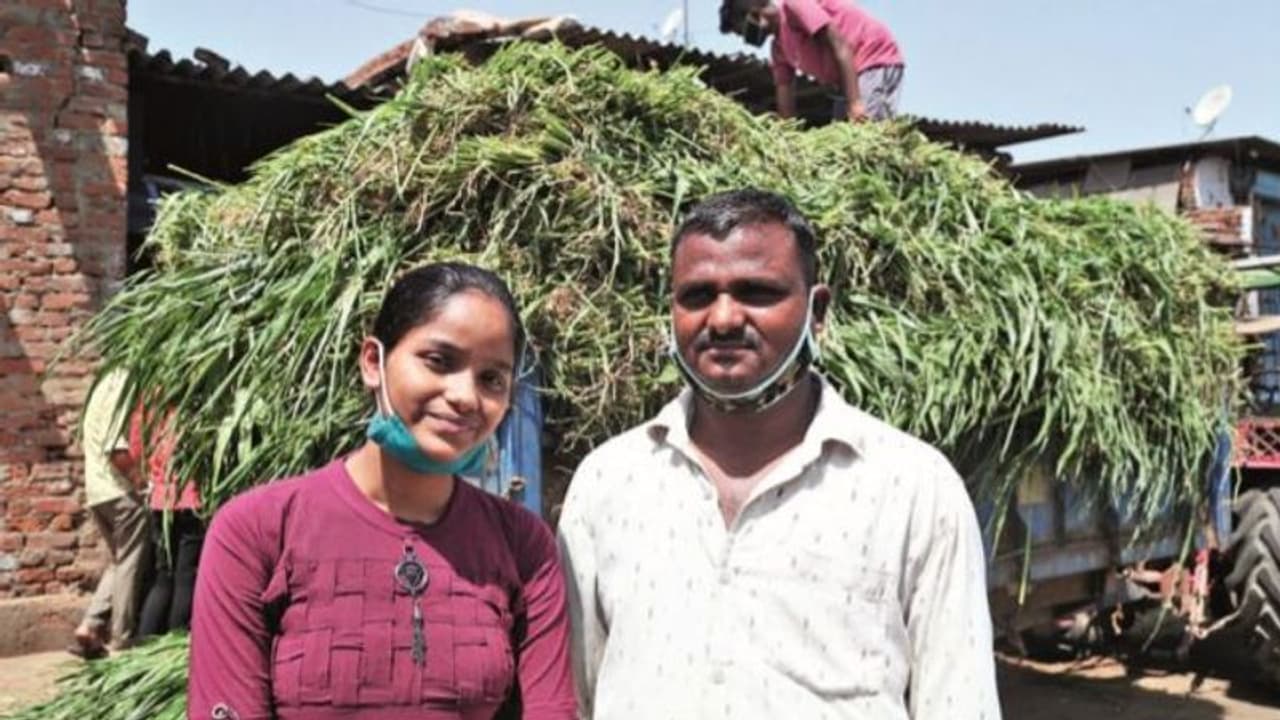 बोर्ड में 98 पर्सेंट नंबर से टॉपर बनी घास बेचने वाले की लड़की, लॉकडाउन में कर दिया पिता का नाम रोशन बोर्ड में 98 पर्सेंट नंबर से टॉपर बनी घास बेचने वाले की लड़की, लॉकडाउन में कर दिया पिता का नाम रोशन