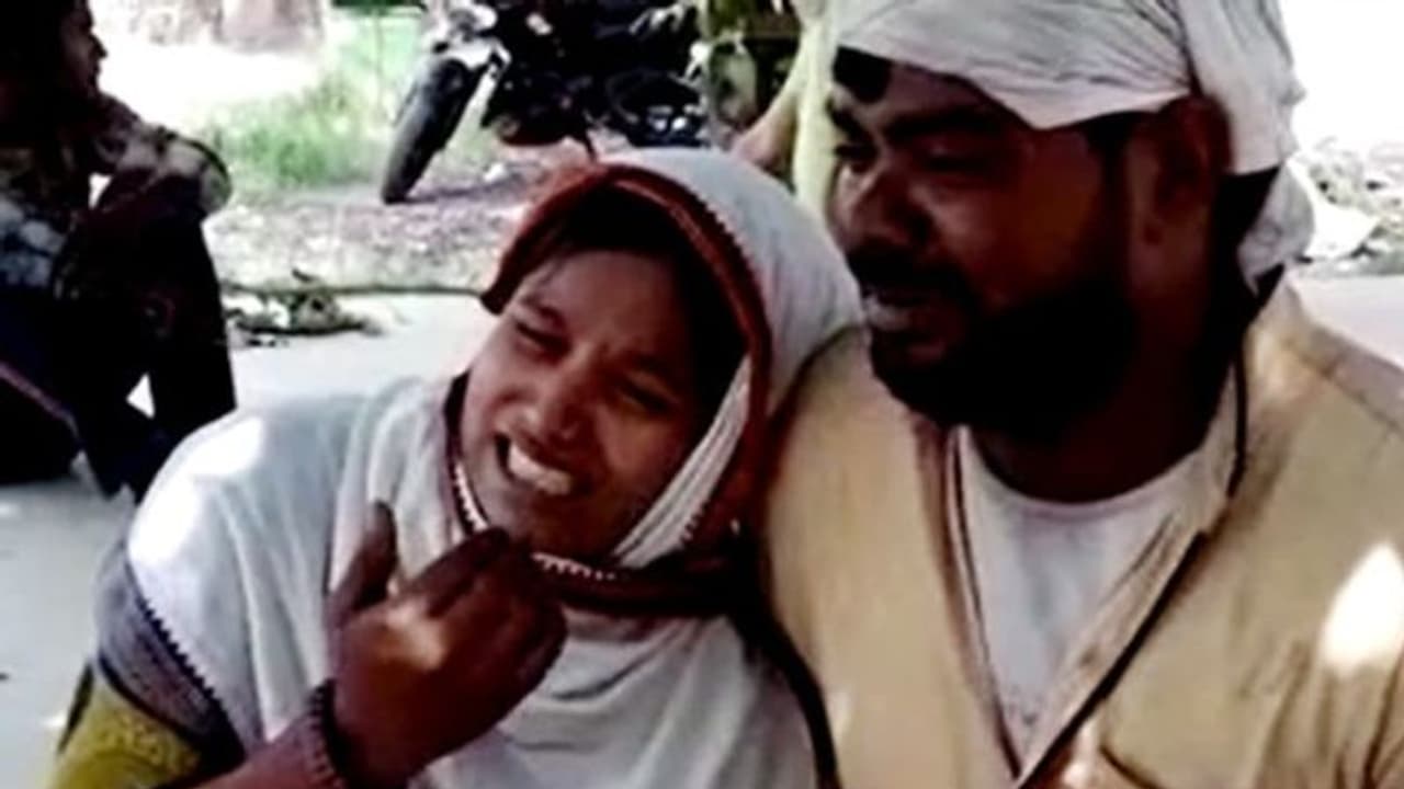 10 साल के बेटे की लाश के पास बैठ चीखती रही मां, मोबाइल पर फोटो देख बिलखता रहा पिता 10 साल के बेटे की लाश के पास बैठ चीखती रही मां, मोबाइल पर फोटो देख बिलखता रहा पिता