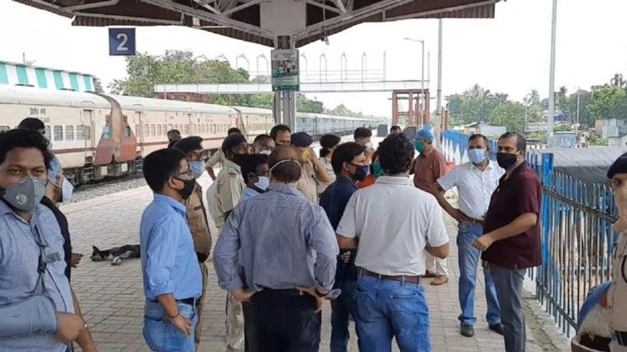 মালদহে নতুন করে ১১ করোনা আক্রান্তের হদিস, কোভিড ১৯ সংক্রমণে হাফ সেঞ্চুরি পার করল তিন জেলা মালদহে নতুন করে ১১ করোনা আক্রান্তের হদিস, কোভিড ১৯ সংক্রমণে হাফ সেঞ্চুরি পার করল তিন জেলা