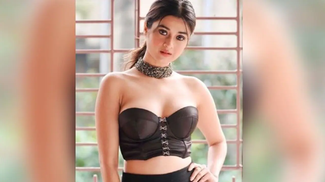 লকডাউনে ঘাম ছোটালেন দর্শনা, অভিনেত্রীর 'ক্যাটওম্যান' লুকে মাত ভক্তগণ লকডাউনে ঘাম ছোটালেন দর্শনা, অভিনেত্রীর 'ক্যাটওম্যান' লুকে মাত ভক্তগণ