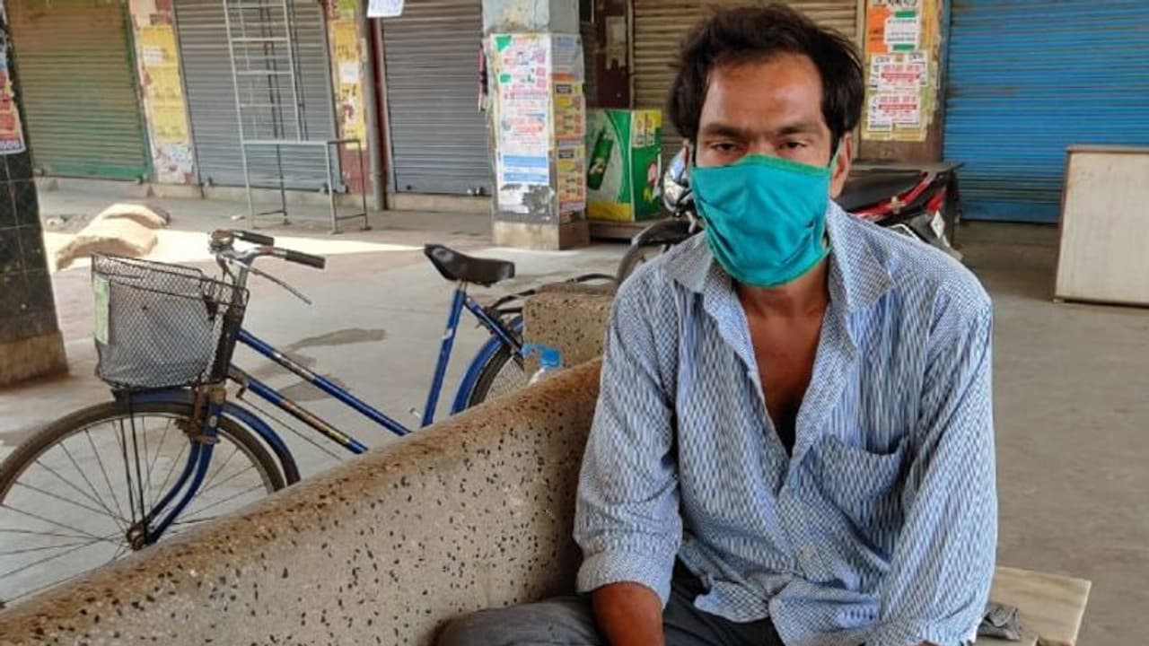 স্ত্রীর মৃত্যুতে সাড়ে চার বছর জেলে, বেরিয়ে এসে লকডাউনে বাসস্ট্যান্ডে আটকে যুবক স্ত্রীর মৃত্যুতে সাড়ে চার বছর জেলে, বেরিয়ে এসে লকডাউনে বাসস্ট্যান্ডে আটকে যুবক