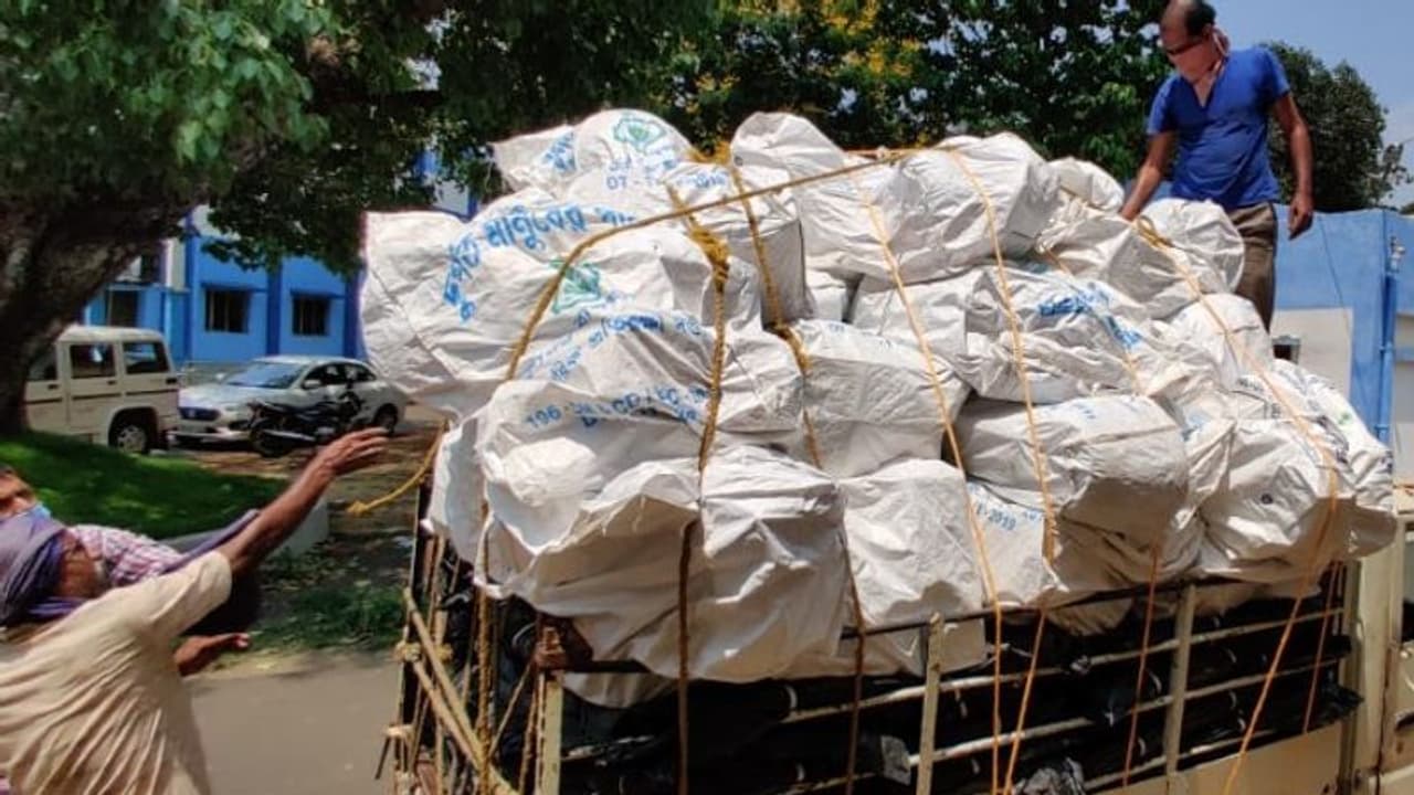 আমফান এর সঙ্গে করোনা দোসর, মাস্ক পিপিই পরেই মাঠে নামবে উদ্ধারকারীরা আমফান এর সঙ্গে করোনা দোসর, মাস্ক পিপিই পরেই মাঠে নামবে উদ্ধারকারীরা