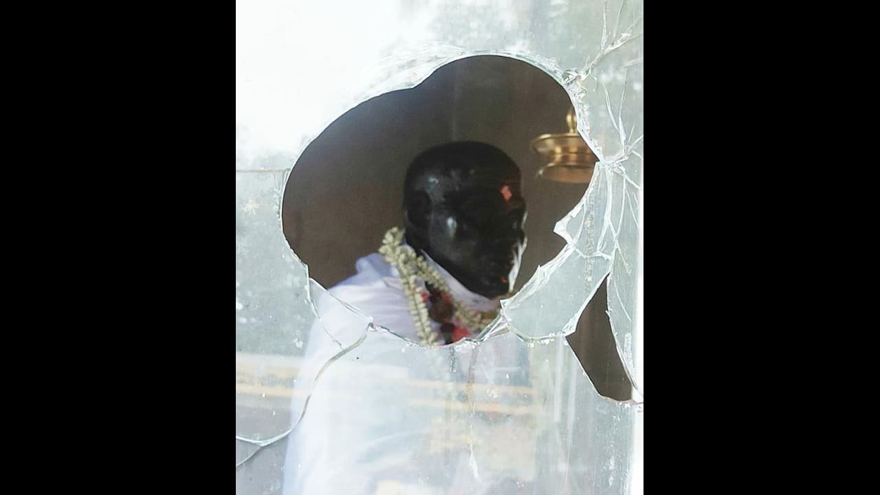 ചാരുംമൂട് ഗുരുമന്ദിരത്തിന്റെ ചില്ല് തകർത്തു; വ്യാപക പ്രതിഷേധം