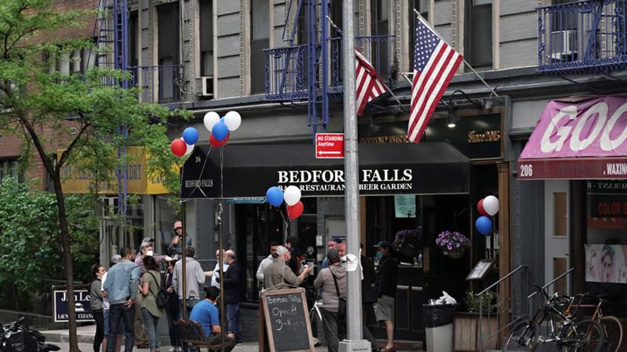 ঝুঁকি নিয়েই লকডাউন শিথিল করল মৃত্যুপুরী ইতালি, ৬৭ দিন বন্ধ থাকার পর খুলল হোটেল রেস্তোরাঁ