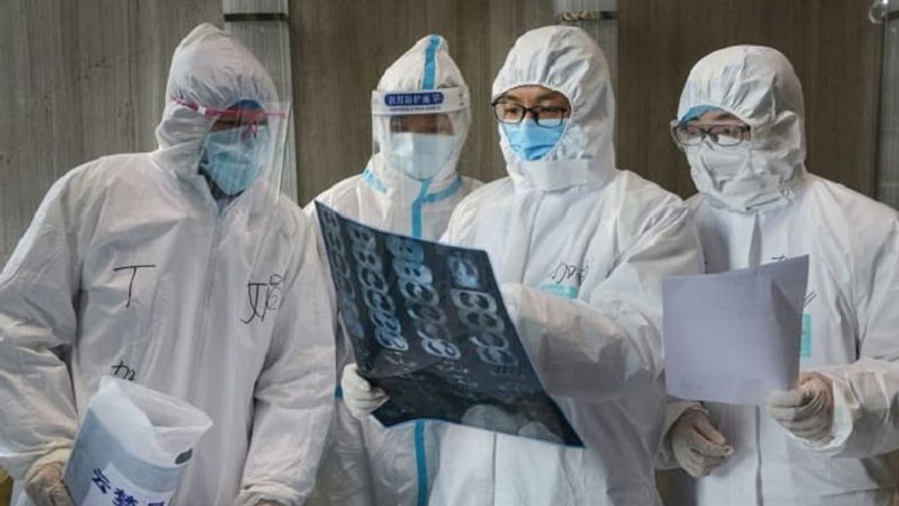 मुंबई से आ रहा था घर, एक्सीडेंट में टूट गया पैर, अस्पताल पहुंचा तो निकला कोरोना पॉजिटिव मुंबई से आ रहा था घर, एक्सीडेंट में टूट गया पैर, अस्पताल पहुंचा तो निकला कोरोना पॉजिटिव