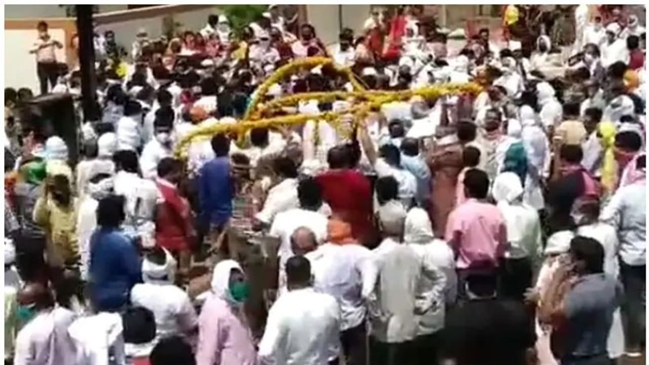 ലോക്ക് ഡൗൺ: ആത്മീയ നേതാവിന്റെ സംസ്കാര ചടങ്ങിൽ പങ്കെടുത്ത് ആയിരങ്ങൾ; വീഡിയോ