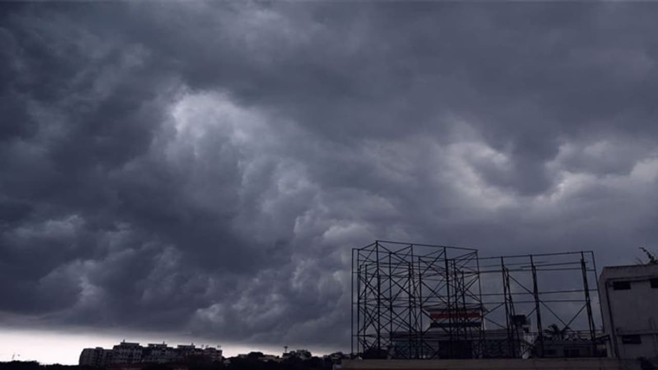 প্রায় ২০০ কিলোমিটার বেগে ধেয়ে আসছে আমফান, কেন্দ্র সতর্ক করল বাংলা ও ওড়িশাকে প্রায় ২০০ কিলোমিটার বেগে ধেয়ে আসছে আমফান, কেন্দ্র সতর্ক করল বাংলা ও ওড়িশাকে