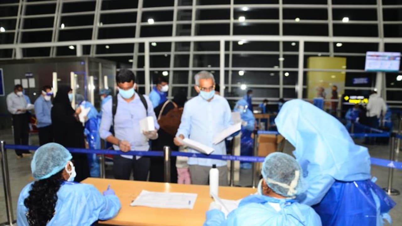 ಮಂಗಳೂರಿನಲ್ಲಿ ದುಬೈ ಪ್ರಯಾಣಿಕರ ತಕರಾರು..! ಮಂಗಳೂರಿನಲ್ಲಿ ದುಬೈ ಪ್ರಯಾಣಿಕರ ತಕರಾರು..!