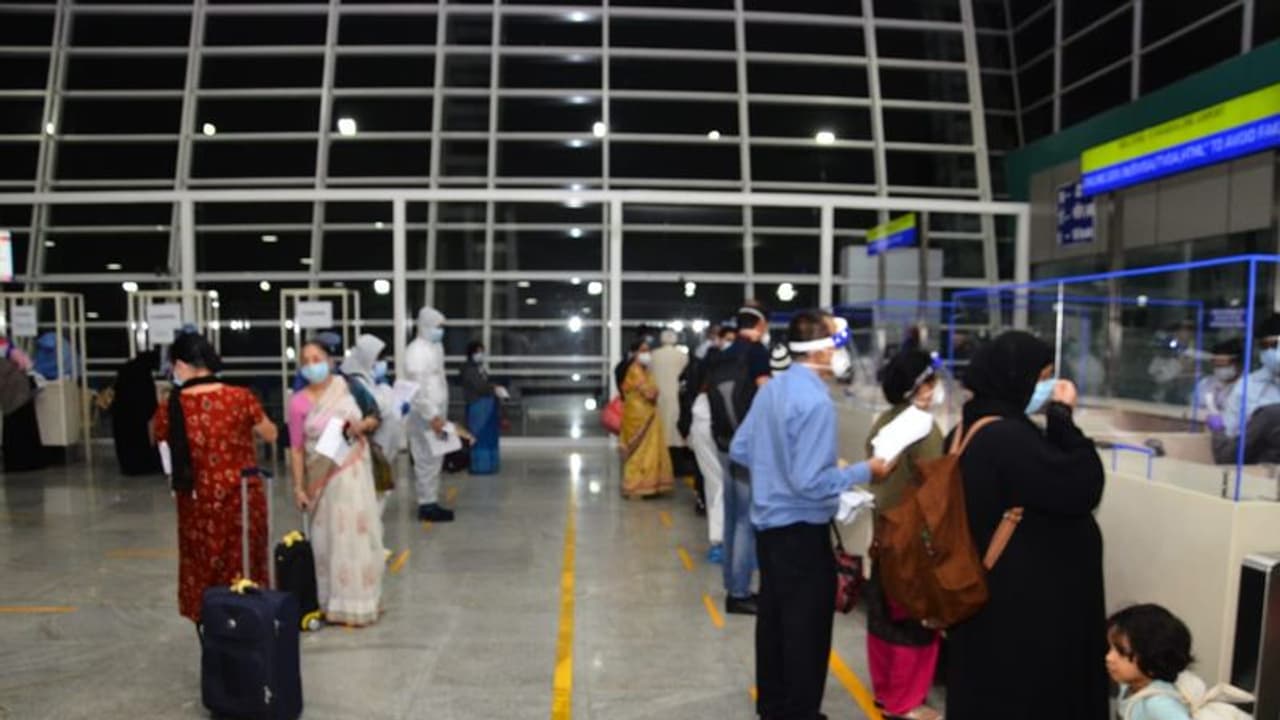 ದುಬೈನಿಂದ ಬಂದವರ ಕ್ವಾರಂಟೈನ್ಗೆ ವಿರೋಧ ದುಬೈನಿಂದ ಬಂದವರ ಕ್ವಾರಂಟೈನ್ಗೆ ವಿರೋಧ