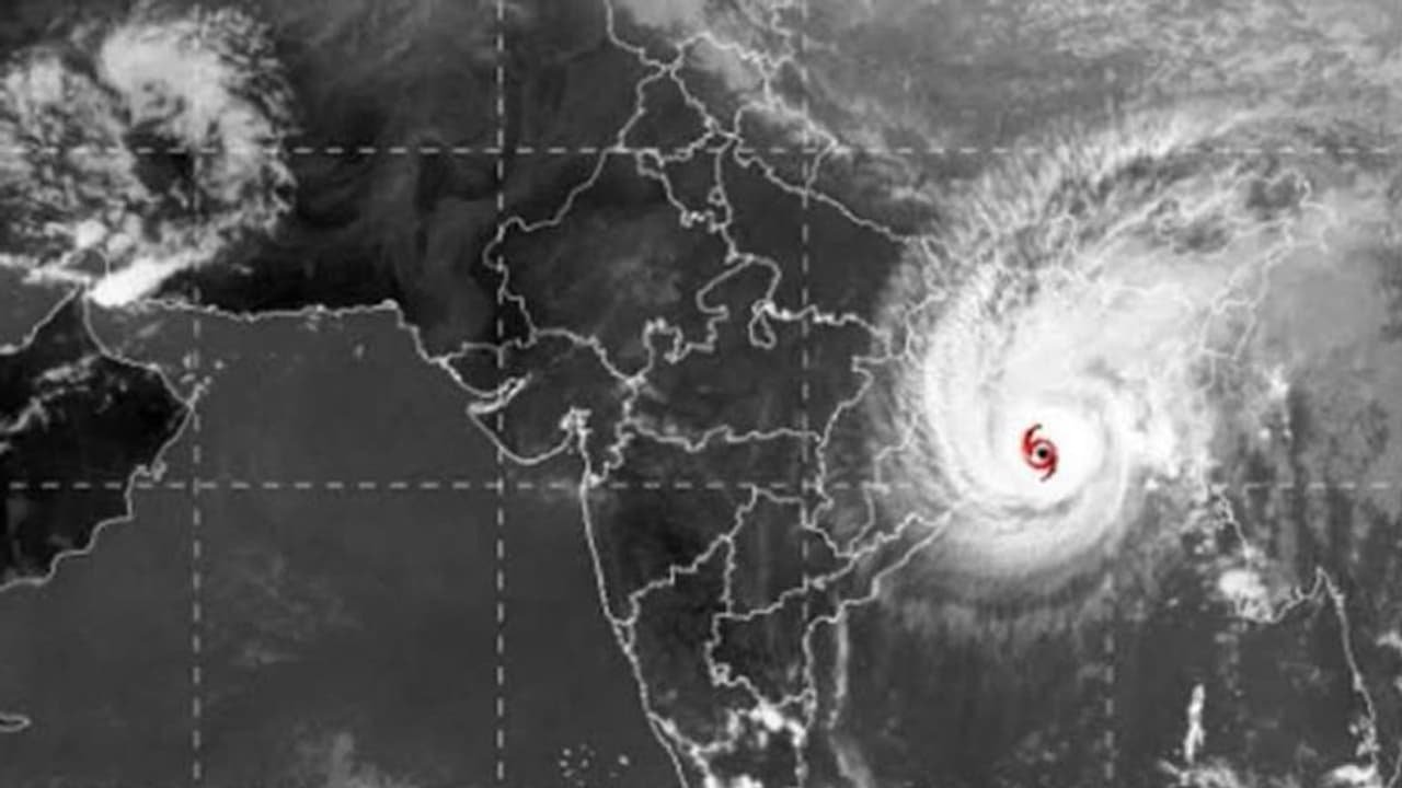 సూపర్ సైక్లోన్ గా ఆంఫన్... ఇక ఆ రాష్ట్రాల్లో కుంభవృష్టే: వాతావరణ శాఖ హెచ్చరిక సూపర్ సైక్లోన్ గా ఆంఫన్... ఇక ఆ రాష్ట్రాల్లో కుంభవృష్టే: వాతావరణ శాఖ హెచ్చరిక