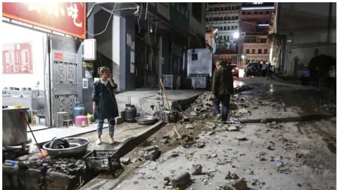 ചൈനയില് ഭൂചലനം: നാല് മരണം; വന് കേടുപാടുകള് ചൈനയില് ഭൂചലനം: നാല് മരണം; വന് കേടുപാടുകള്